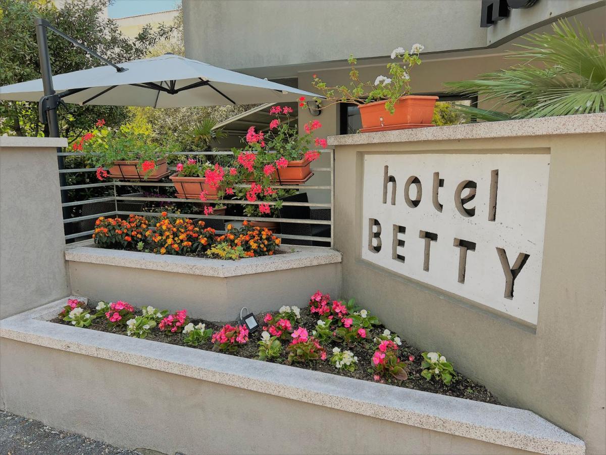 Betty Personal Style And Village 3*
