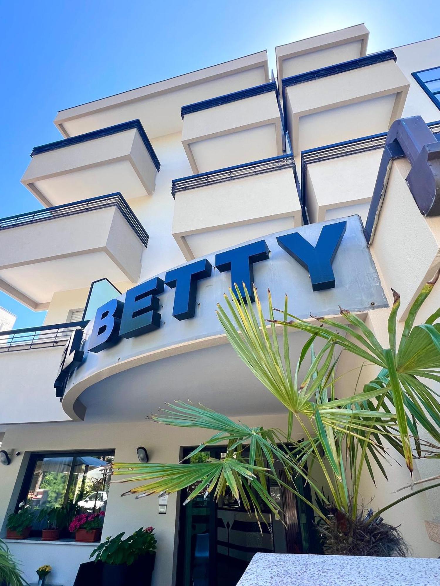 Betty Personal Style And Village Rimini
